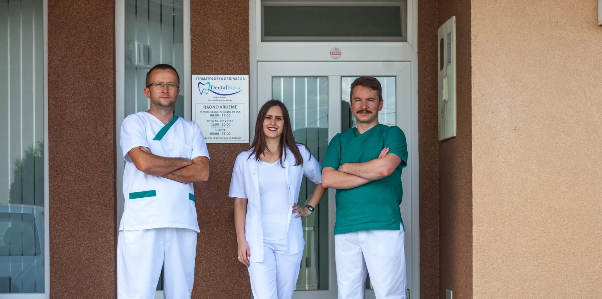 Tim ordinacije Dental Bukić ispred ulaza u Gornjem Moštru